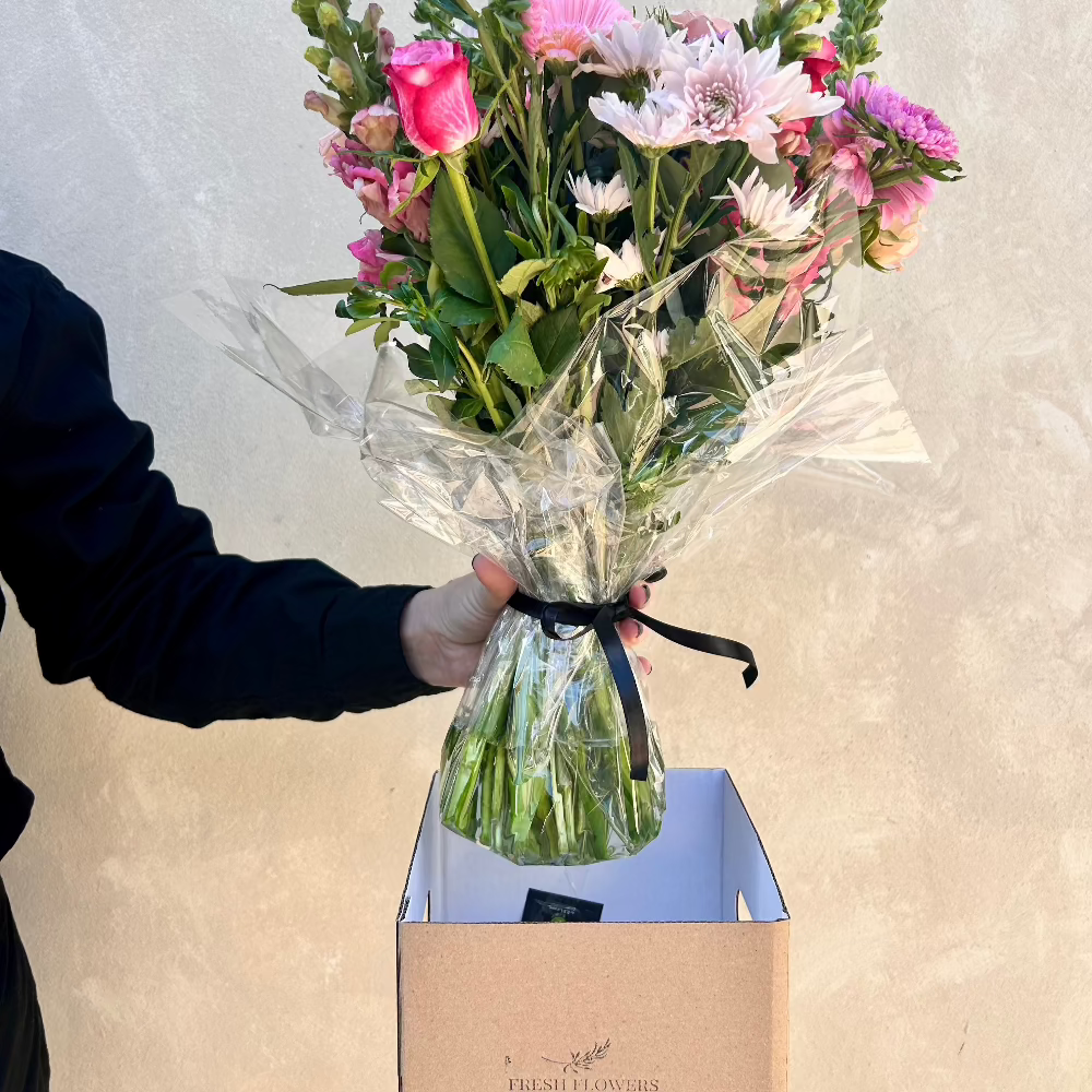 fresh flower bouquet in glass vase with clean water, tips to make flowers last longer